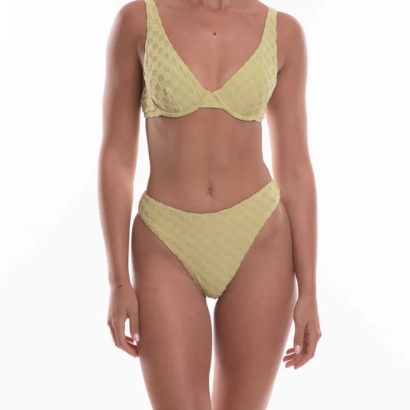 Bikini - Picture 12 of 14